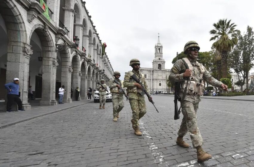  Nuevo gobierno de Perú declara estado policial en medio de protestas