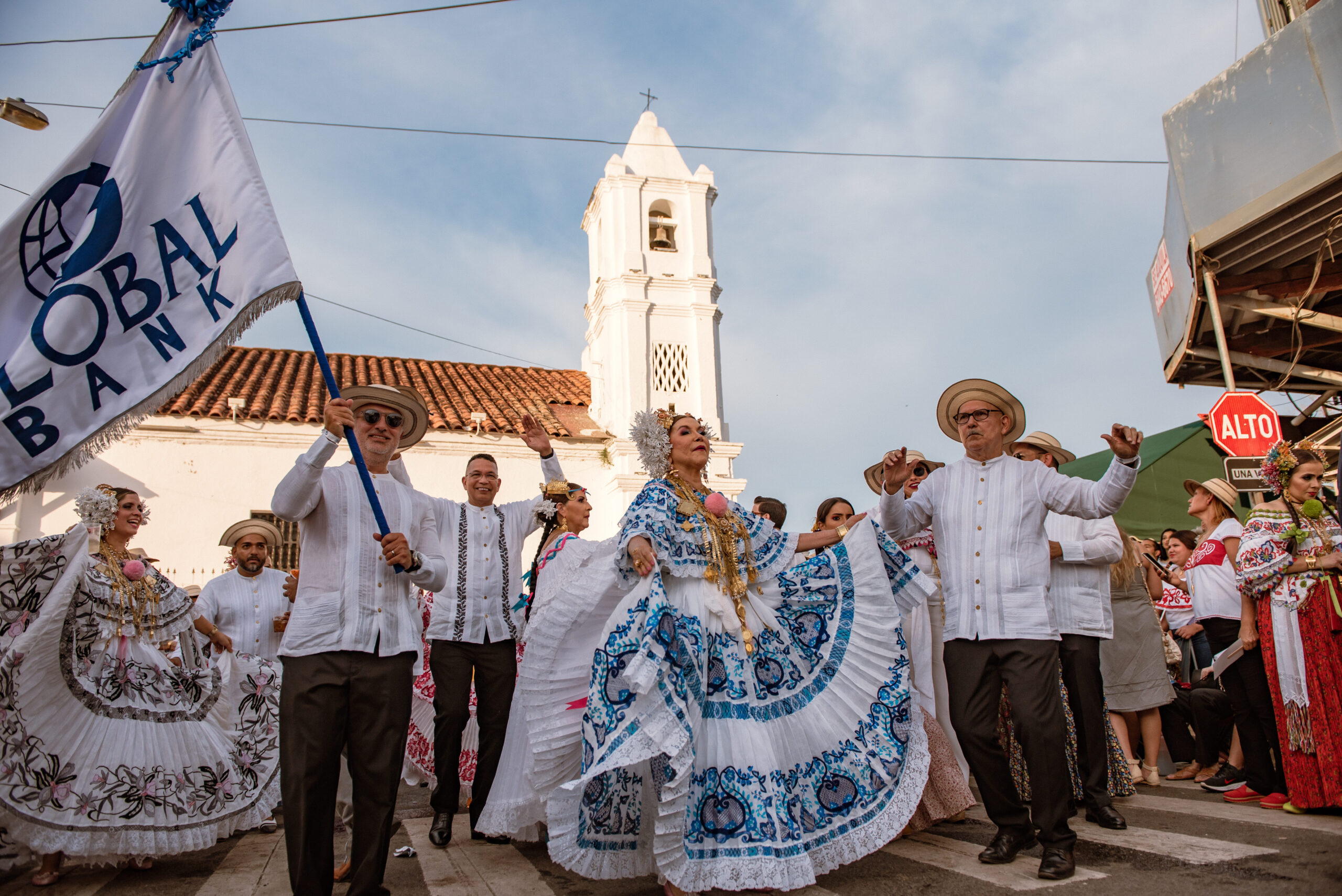 Global Bank rinde honor a las tradiciones de Panamá, desfile de las Mil Polleras