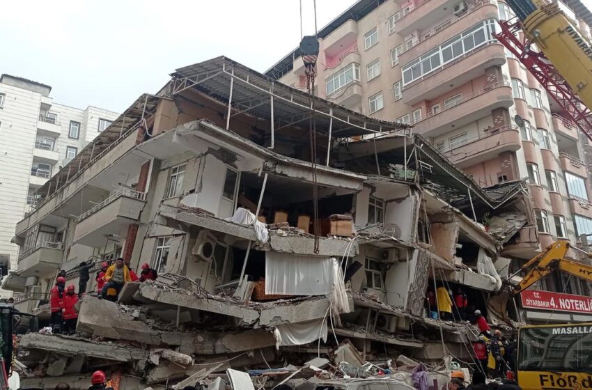  Aumentan cifras de muertos en Turquía tras potente terremoto