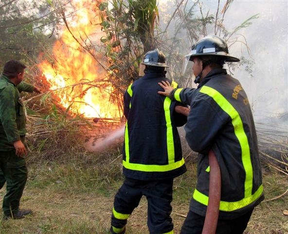  Violento incendio forestal en Cuba