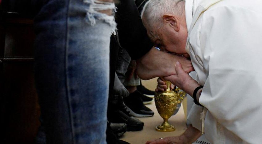  Papa Francisco lava los pies de varios  presos