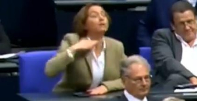  Diputada alemana hace el gesto de degollar a un socialista