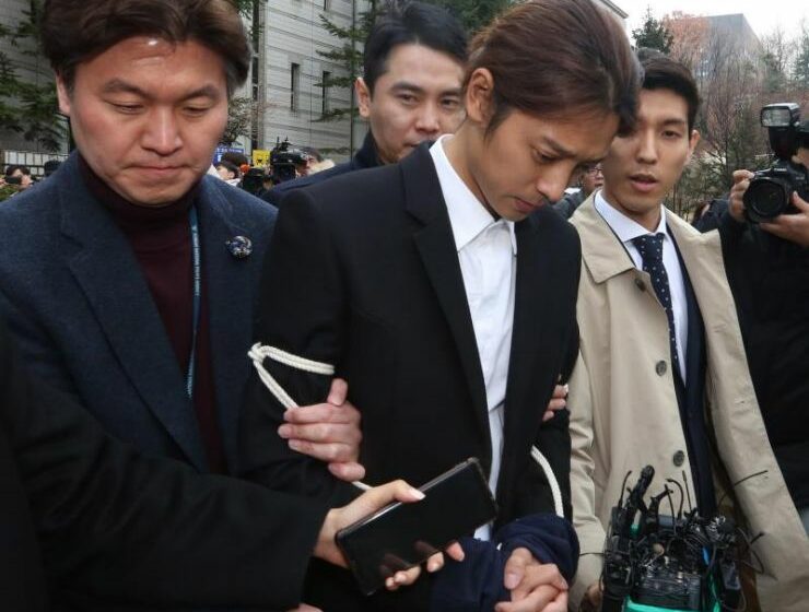  Por  violaciones en grupos van presos  dos cantantes surcoreanos