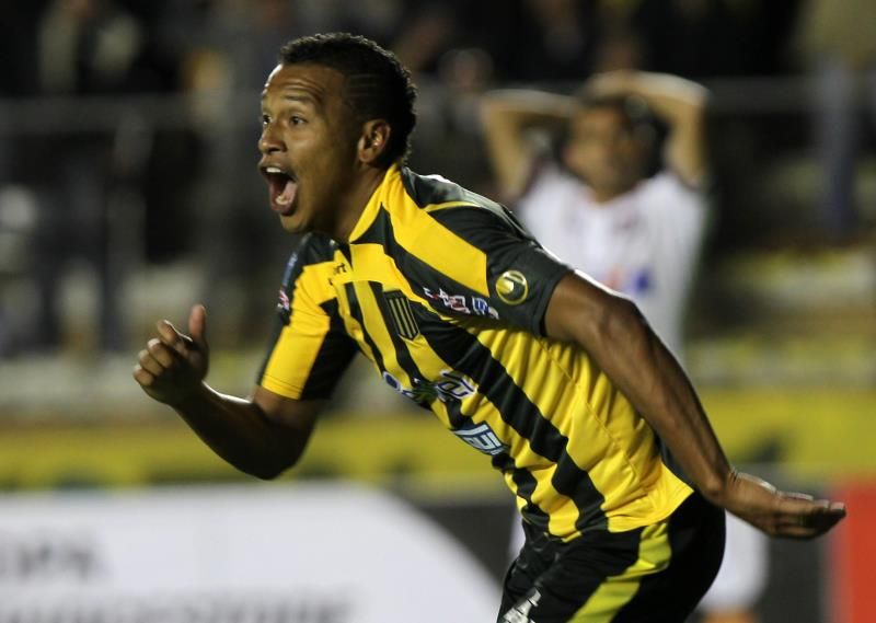 El colombiano Reinoso anota un póker en una noche goleadora