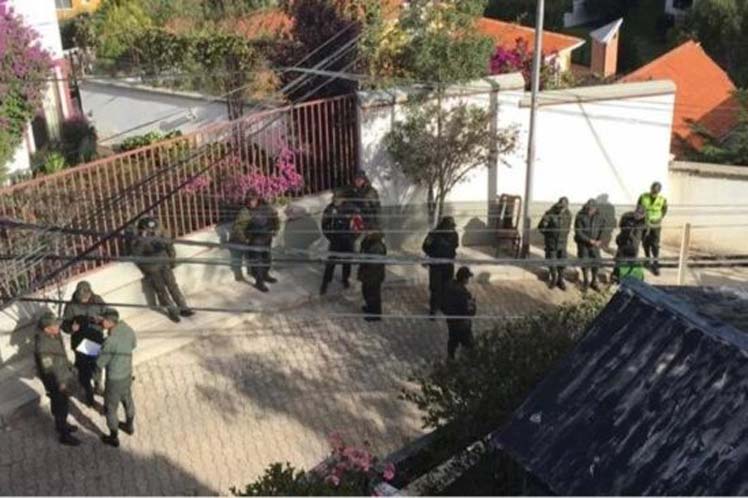  Gobierno en Bolivia mantiene asedio a embajada de México