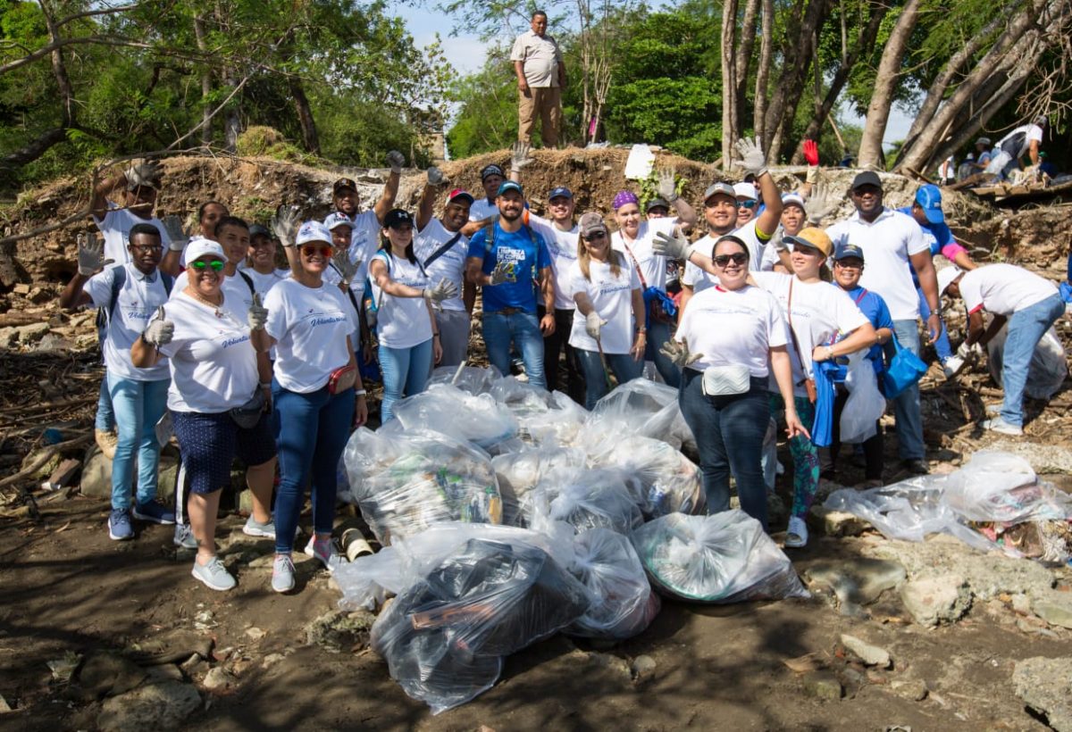 Mitradel impulsa campaña a favor del medioambiente, limpieza de playa
