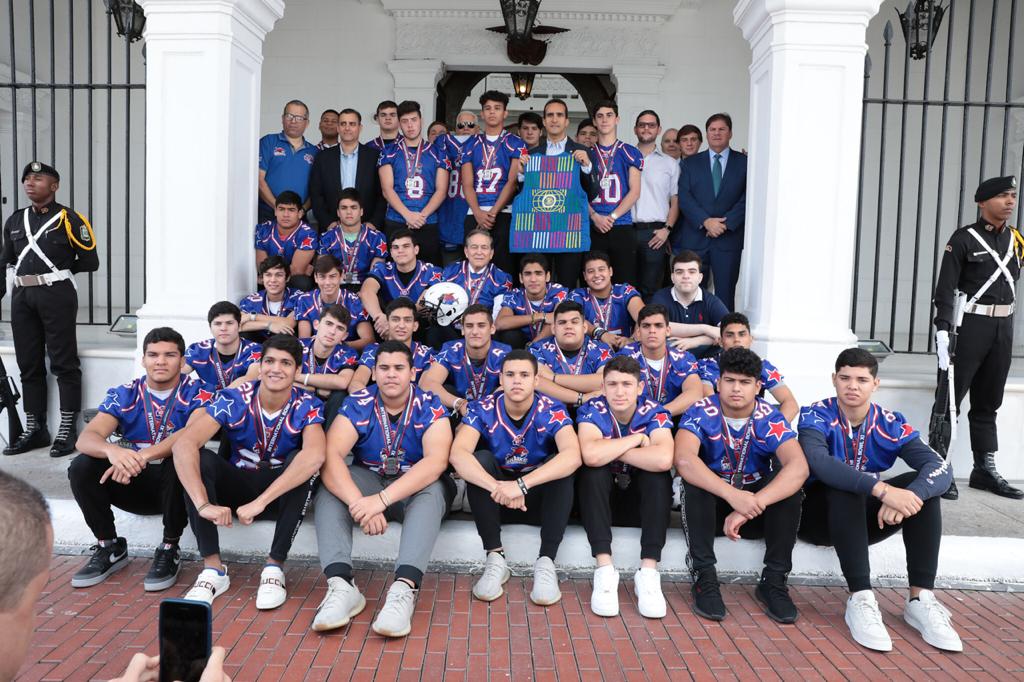 Presidente recibe a campeones del Torneo de fútbol americano