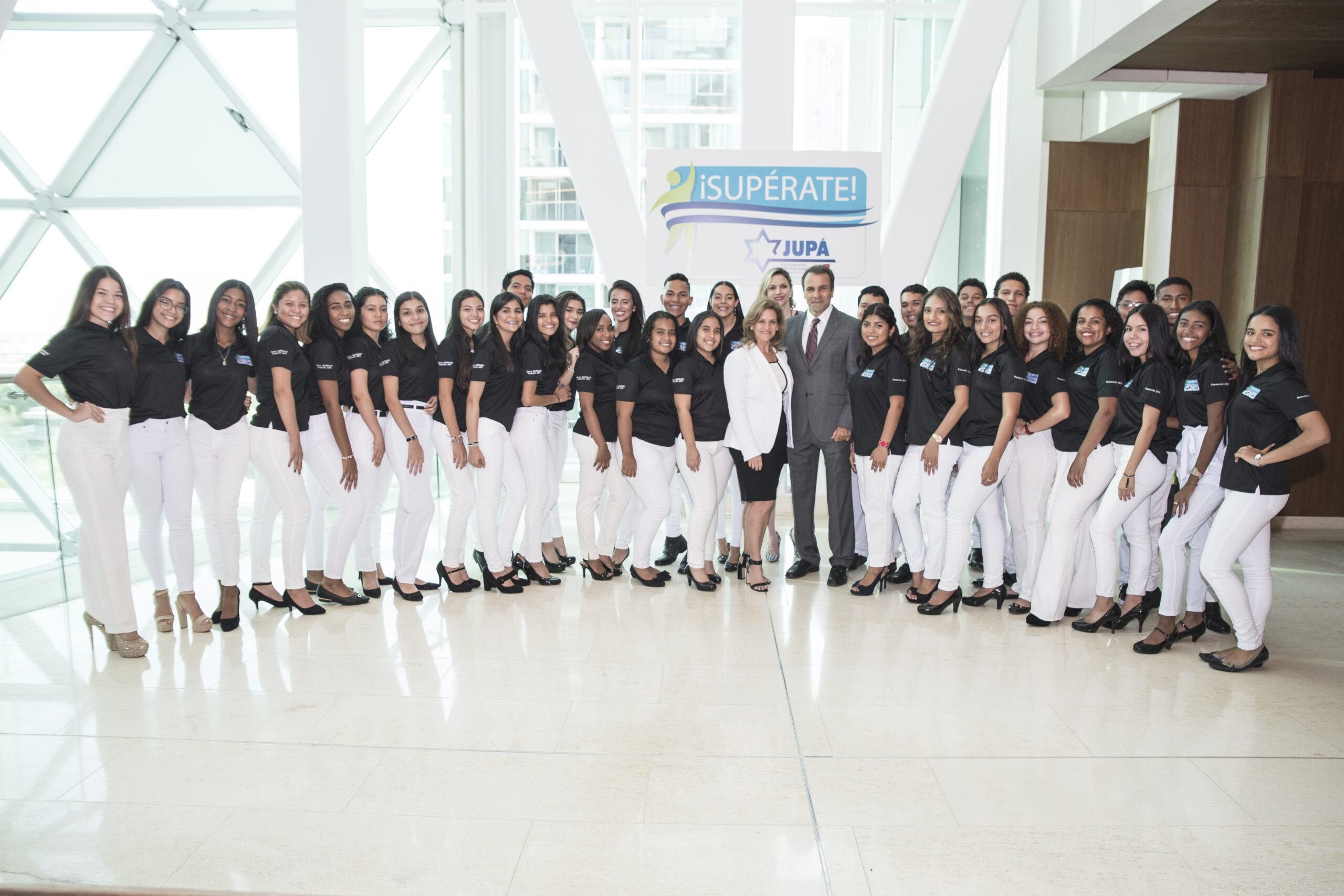 La Fundación JUPÁ gradúa 39 estudiantes del idioma  inglés