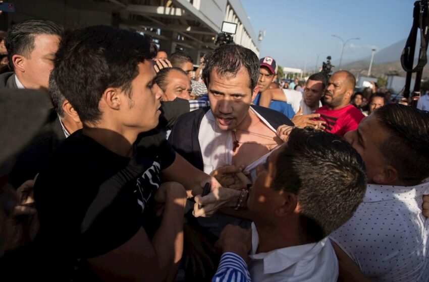  Vociferando insultos y empujones reciben a Guaidó en Venezuela