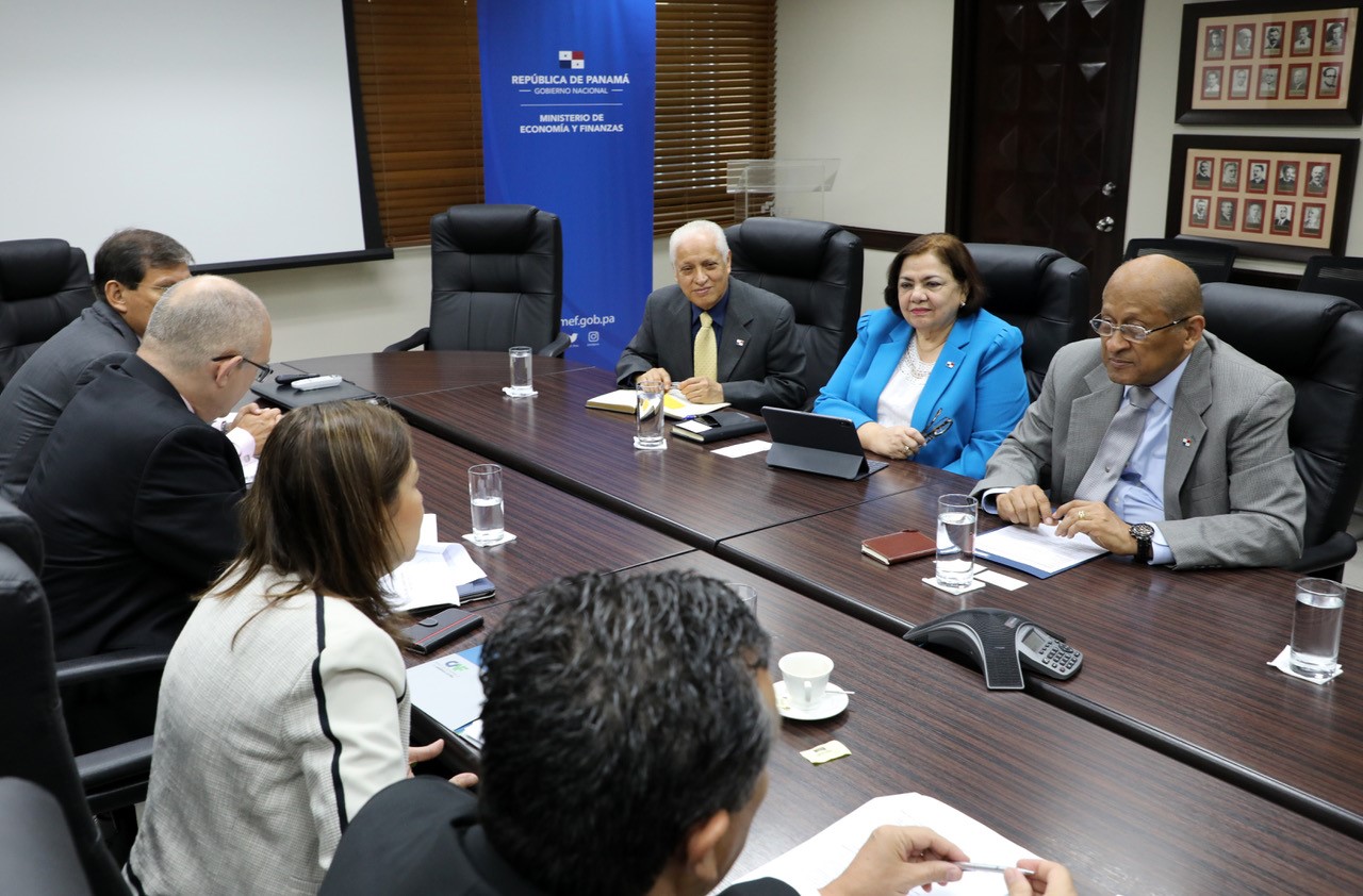 MEF y CAF revisan proyectos público y privado