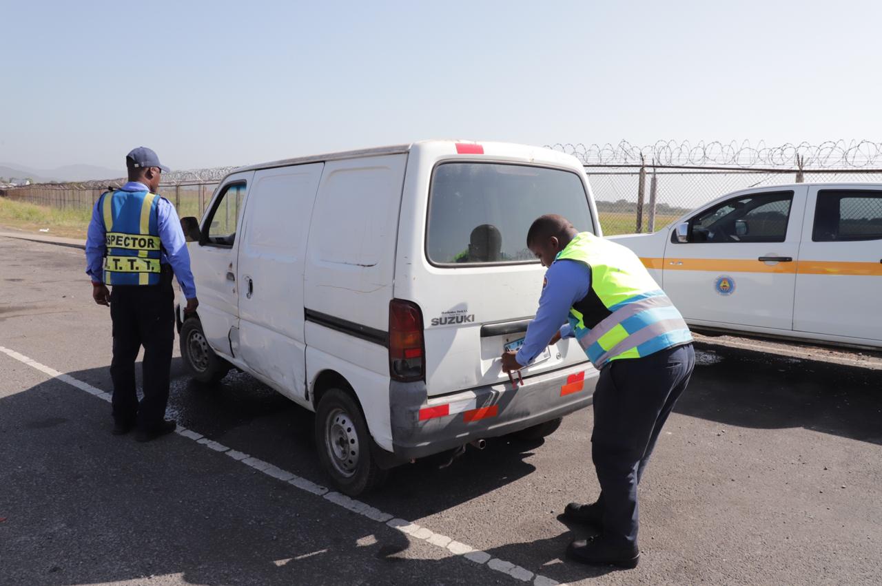 Detectan permisos fraudulentos en operativo de placas vencida