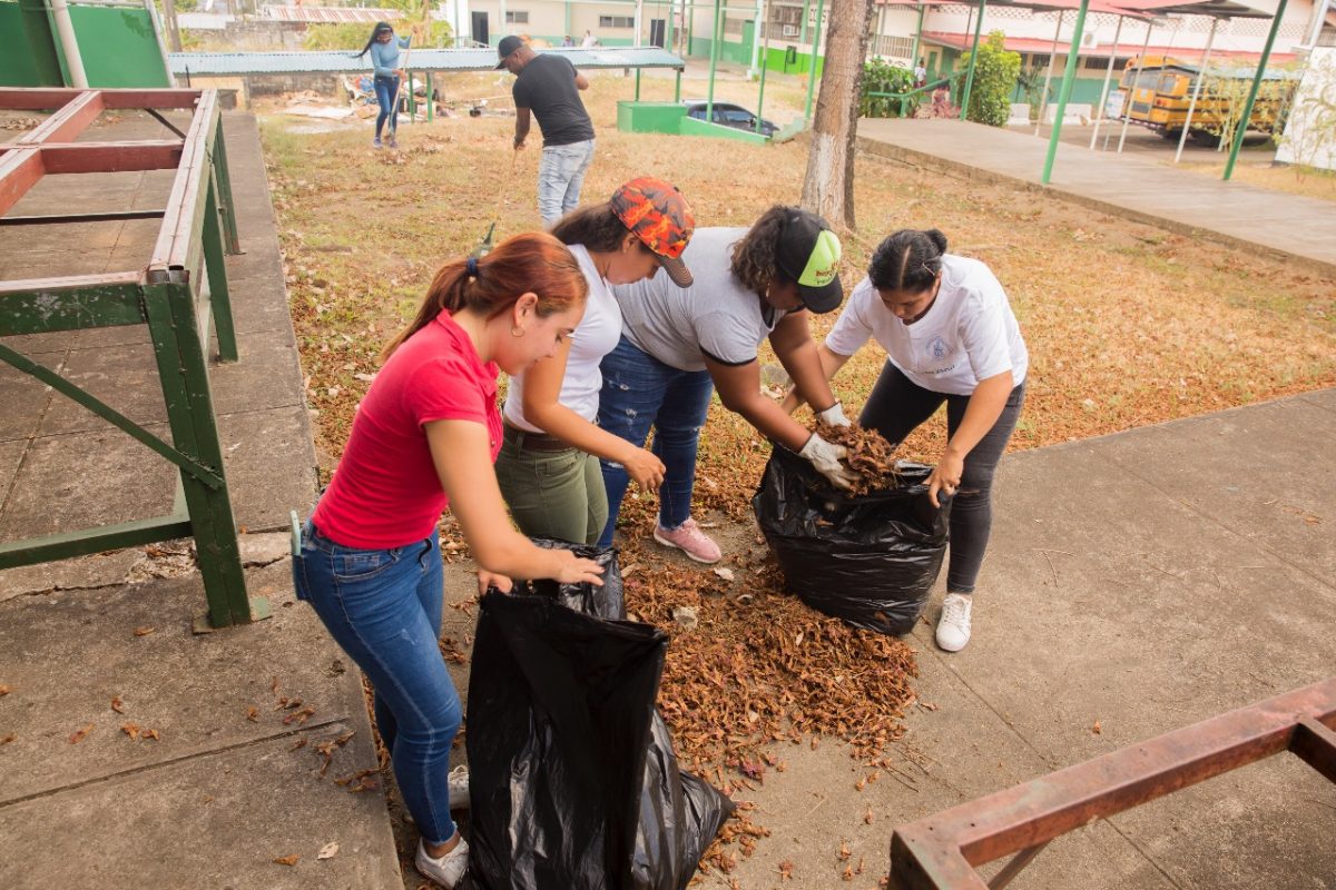 Voluntarios  de Mitradel pintan y limpian aulas para inicio de clases