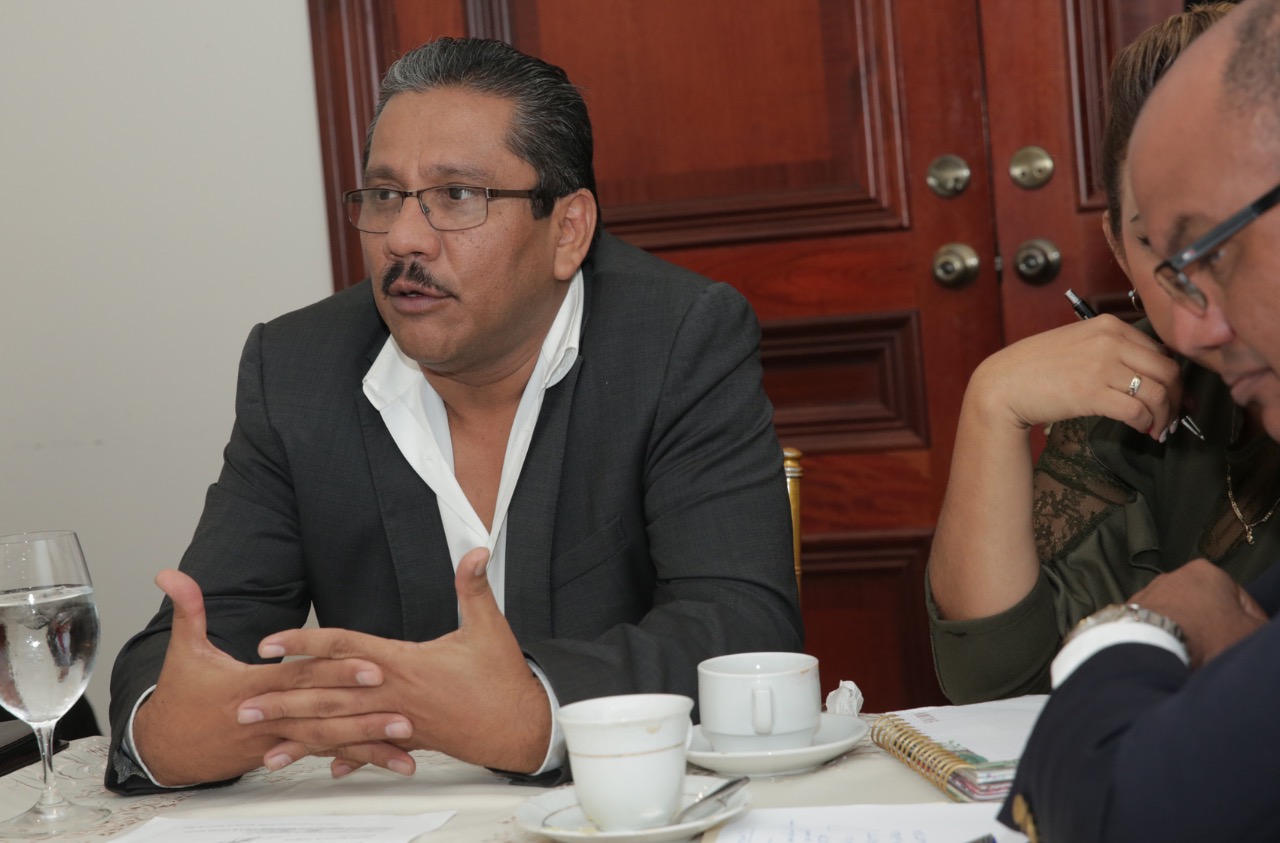 Ejecutivo instala  diálogo con dirigencia del transporte selectivo