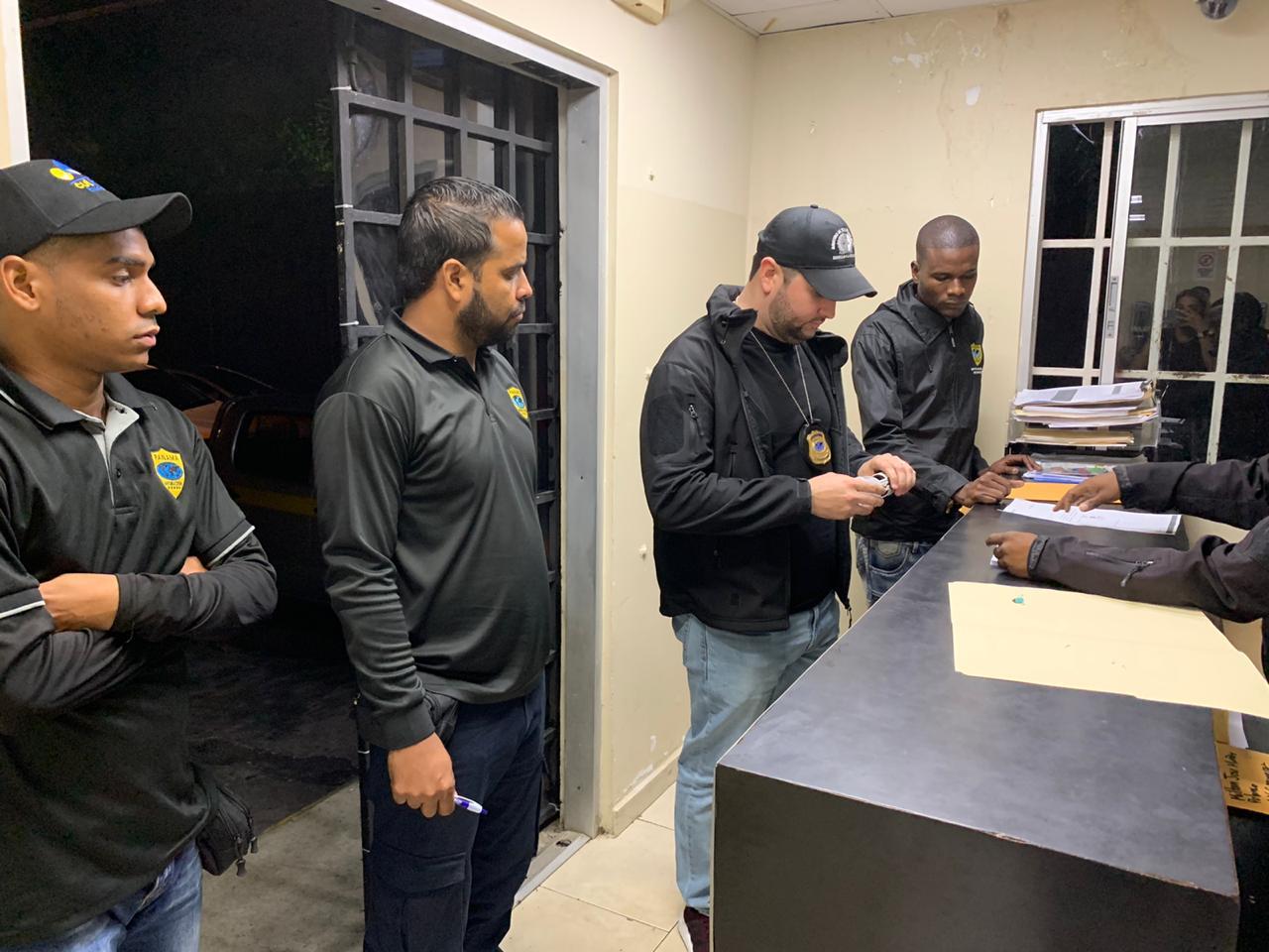 Autoridades de Migración atienden náufragos que llegaron a  Colón