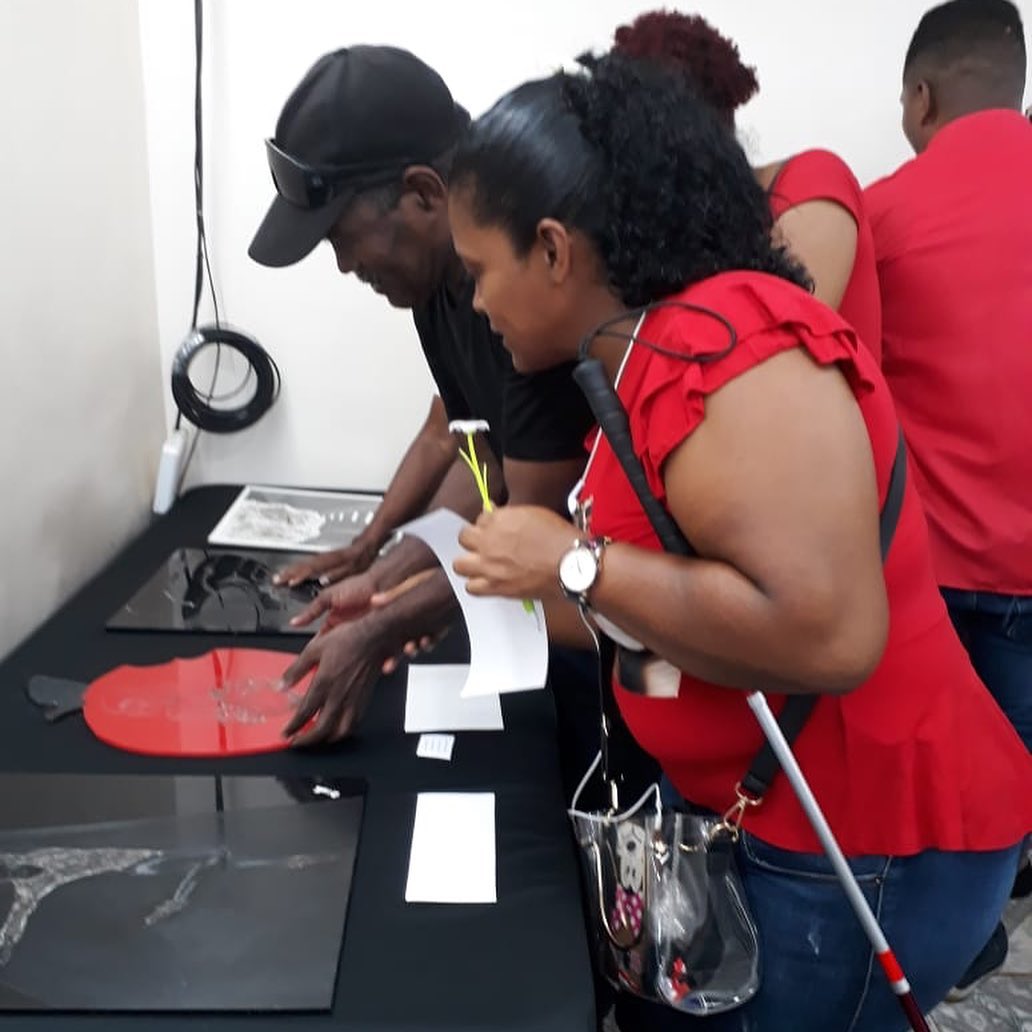 Club de ciegos de Colón y Micultura realizan exposición artística