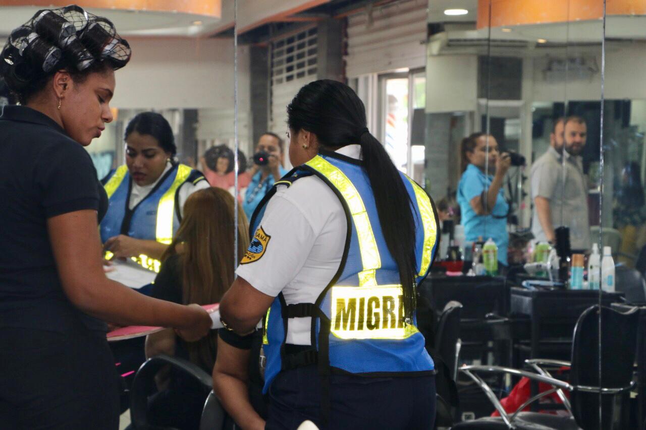Migración capta a 13 extranjeros irregulares trabajando en estéticas y salones de belleza