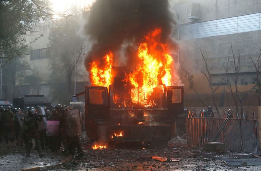  Incendian carro de Carabineros en Chile
