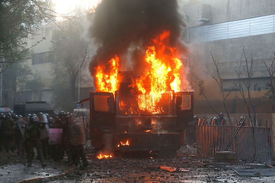 Incendian carro de Carabineros en Chile