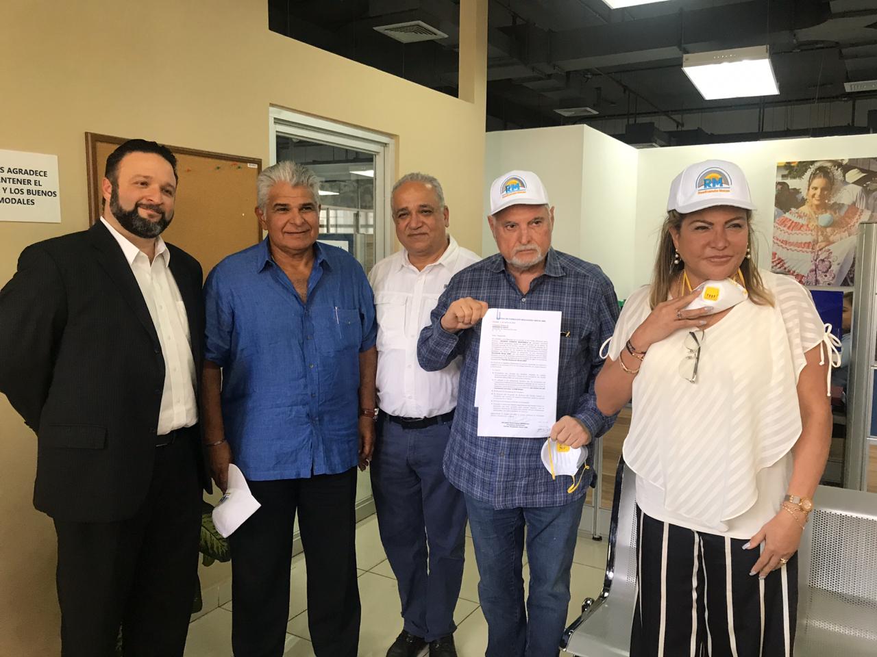 Martinelli presenta firmas para nuevo partido