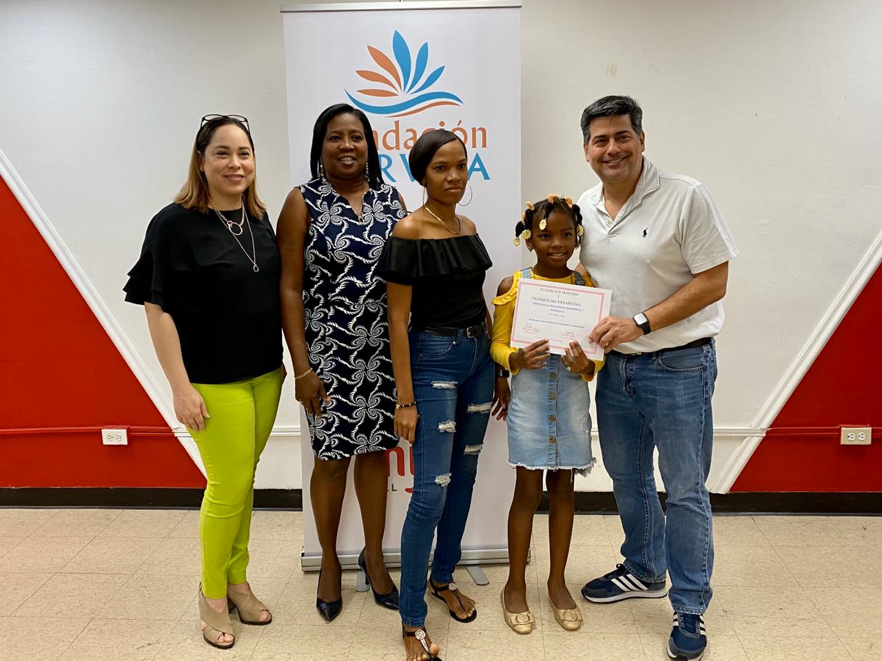 Empresa entrega becas en apoyo a la educación panameña