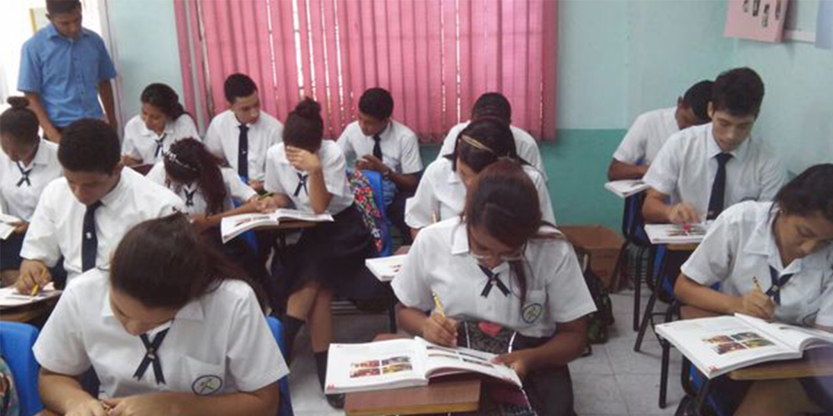 Miles de estudiantes inician hoy el nuevo año escolar 2020