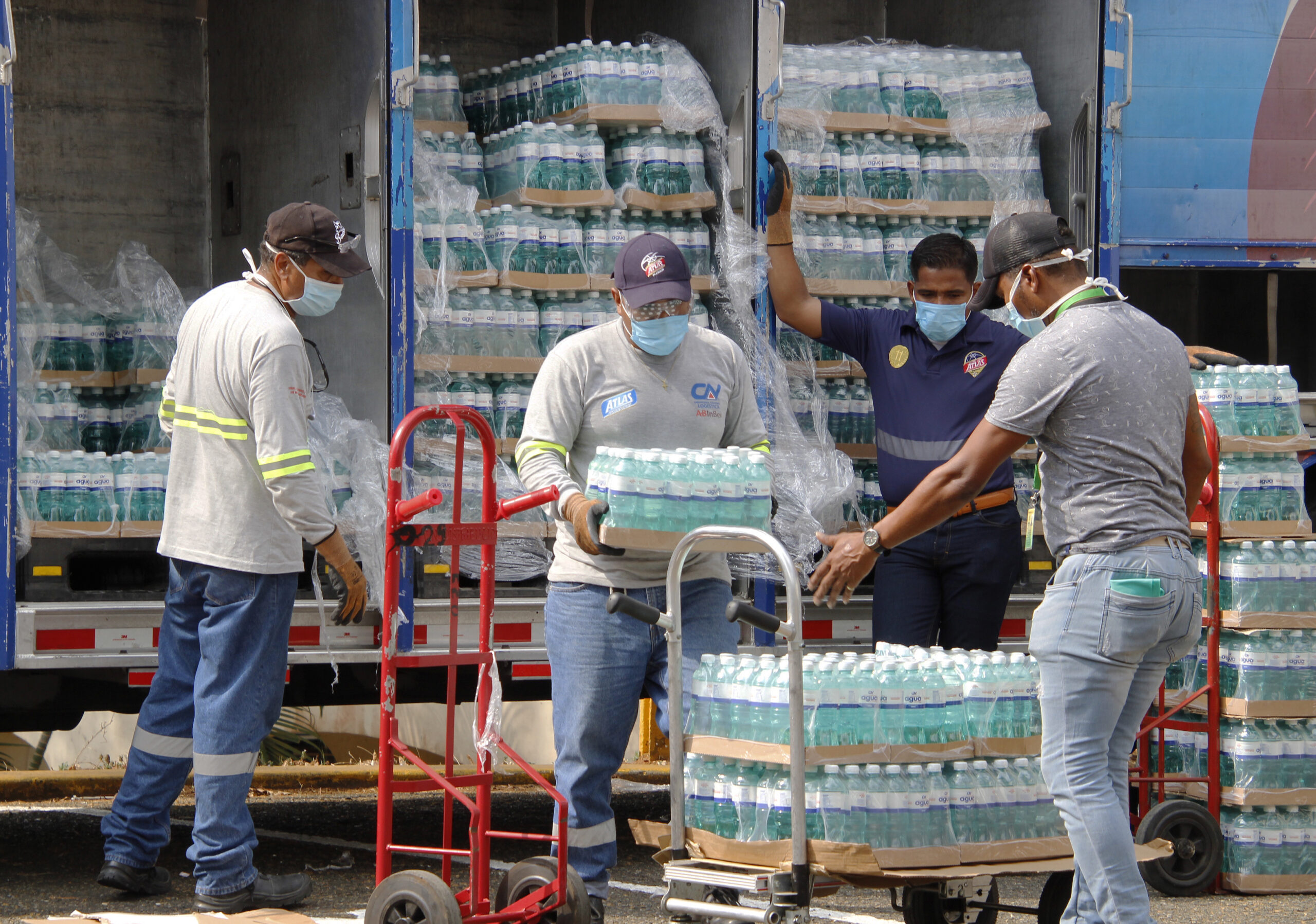 Cervecería Nacional dona unidades de agua al Ministerio de Salud