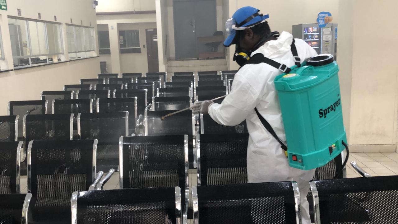 Desinfectan sede principal del Servicio Nacional de Migración contra COVID-19