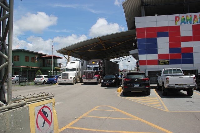  Camioneros panameños protestan por medidas de Costa Rica