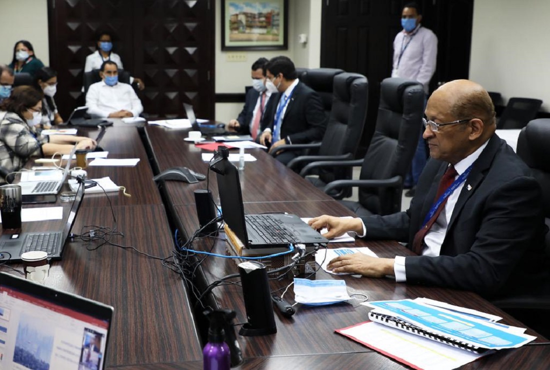 Ministro Alexander plantea estrategia financiera