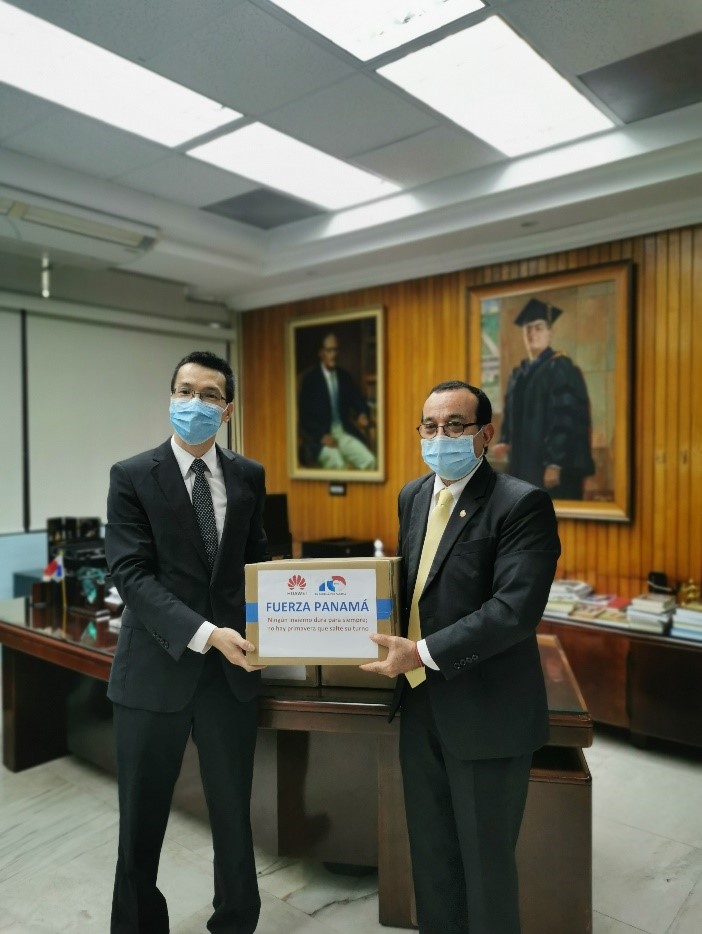 Empresa dona tables a la Universidad de Panamá