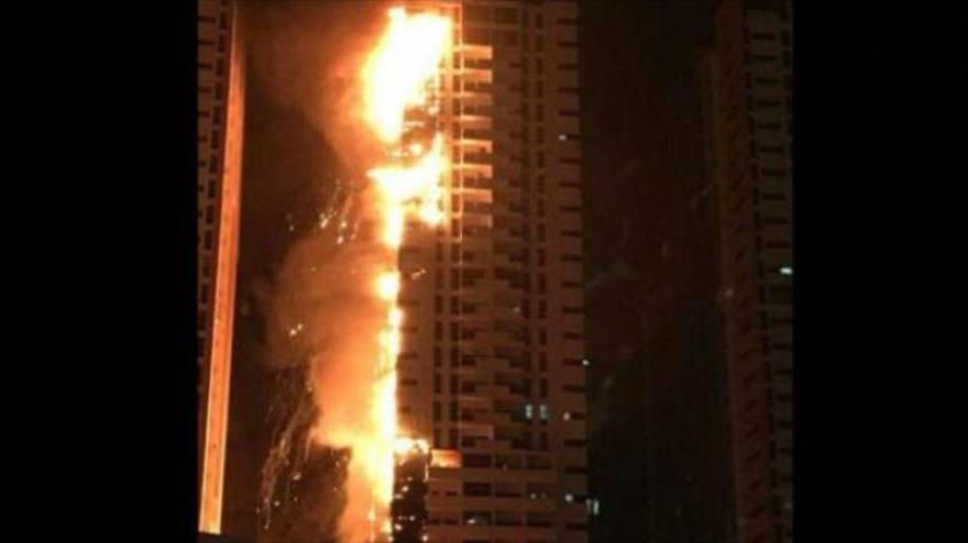 ¡Conmoción ! Incendio en rascacielos de Emiratos Árabe