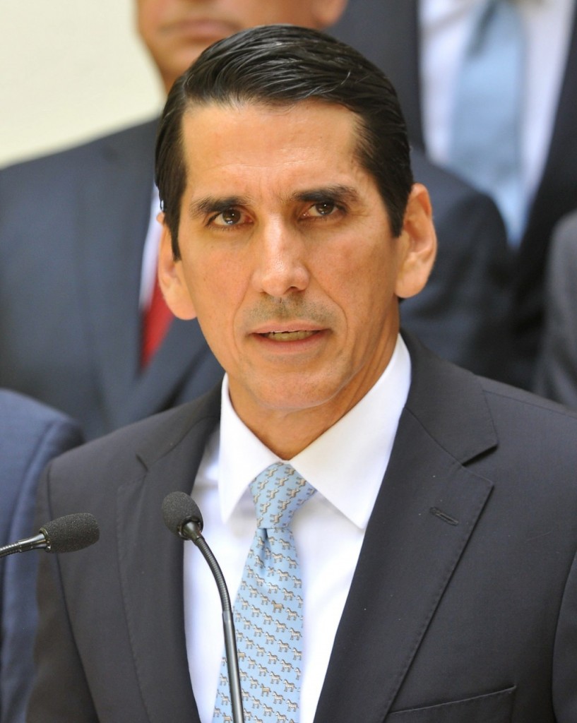 Roux: gobierno pierde credibilidad y confianza por falta de transparencia