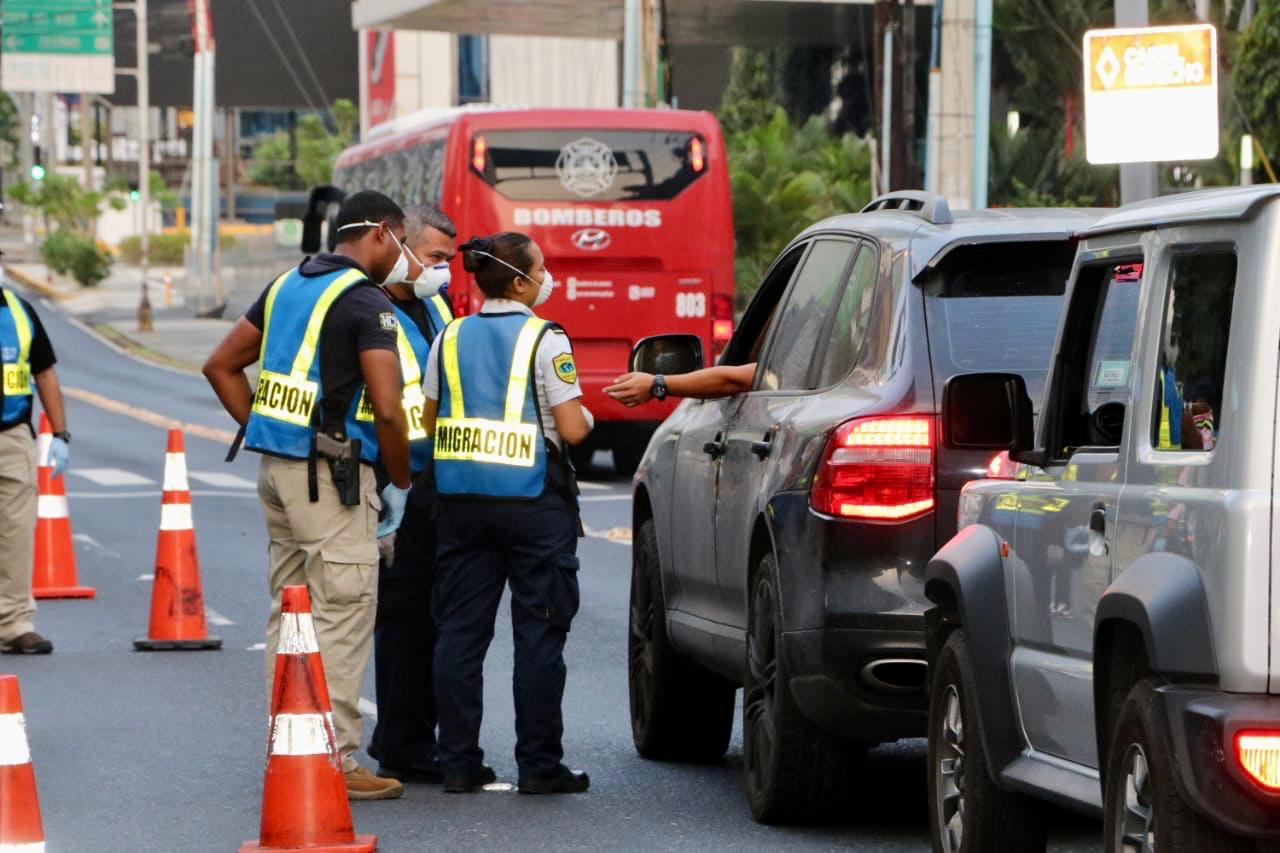Migración se mantiene en las calles y puestos de control por Covid-19