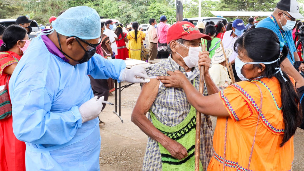 Vacunan contra la influenza en distintas regiones del país