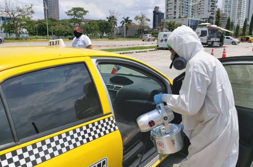  Proceden a nebulizar taxis para evitar virus y bacterias