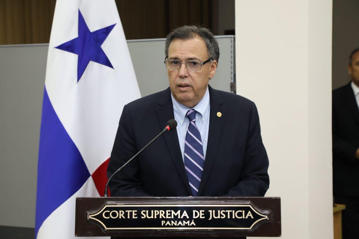 Magistrado CSJ dona “Diccionario Panhispánico Español Jurídico”