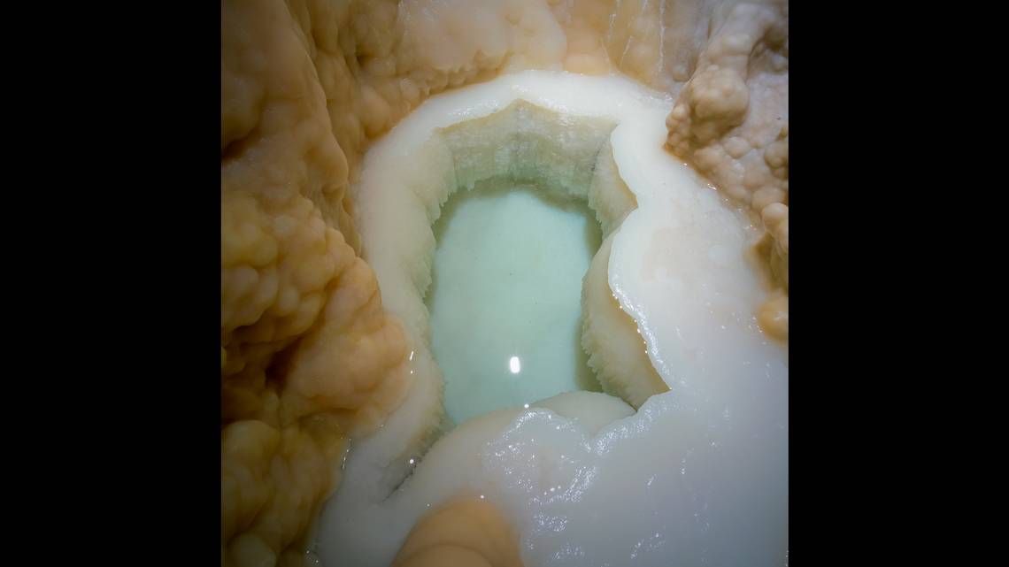 Encuentran misteriosa piscina en una cueva de Nuevo México