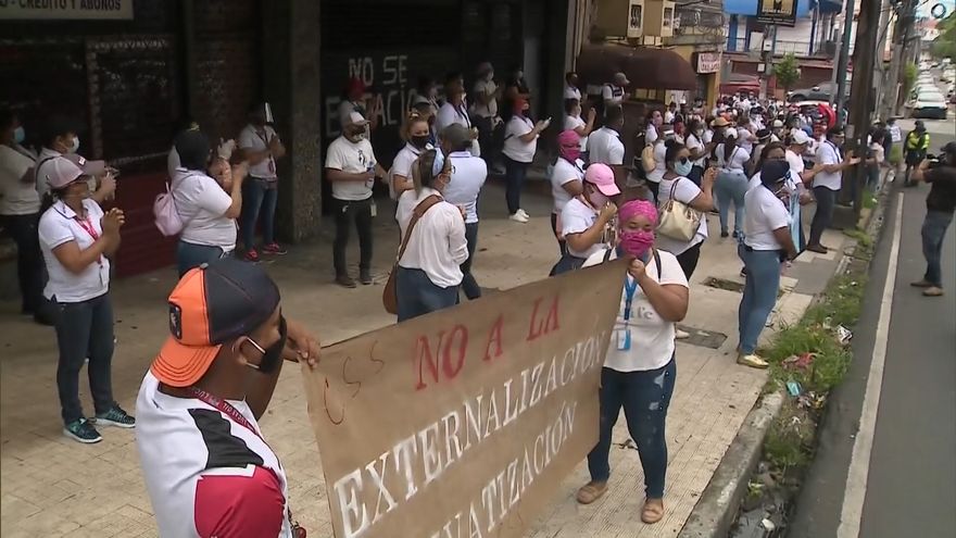 Trabajadores de la CSS protestan, temen a despedidos