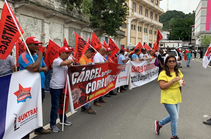  Dirigentes de organizaciones sindicales protestan