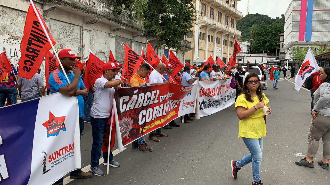 Dirigentes de organizaciones sindicales protestan