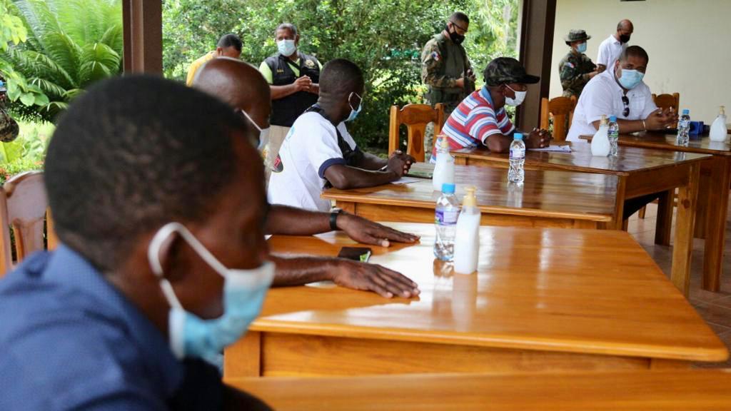 Migrantes que causaron daños en Darién esperan audiencias