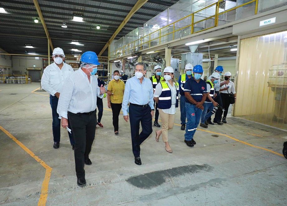 Presidente Laurentino Cortizo visita planta Levapan