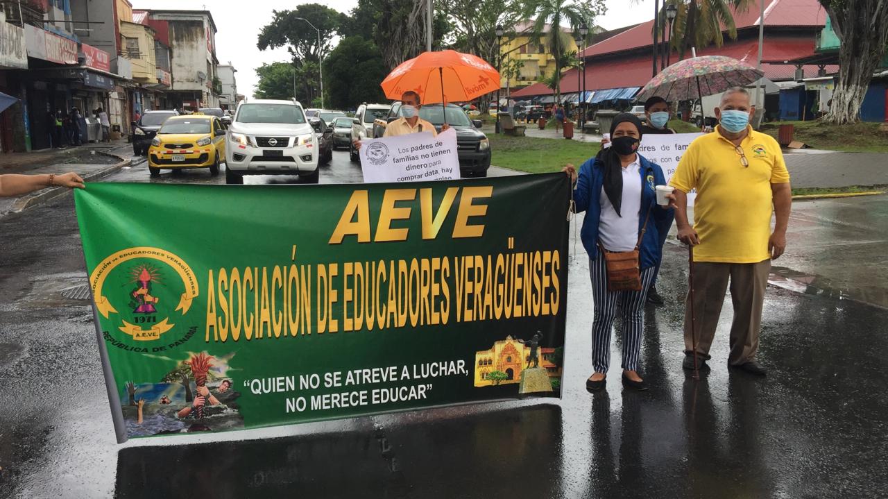 Docentes protestan en Colón, exigen mejor tecnología