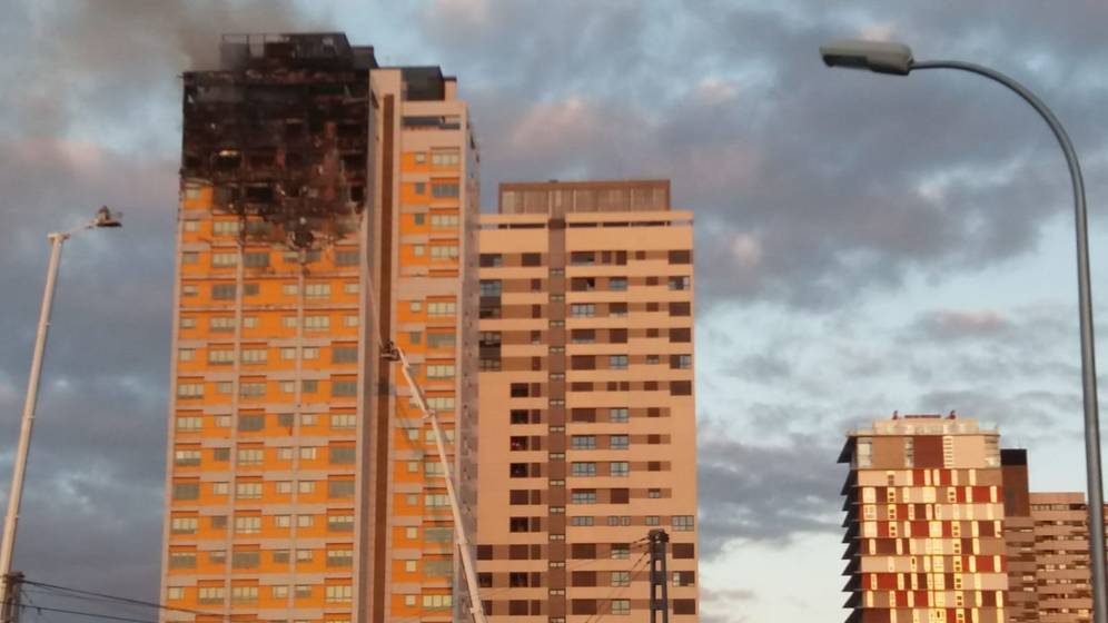 Incendio devora edificio en el norte de Madrid