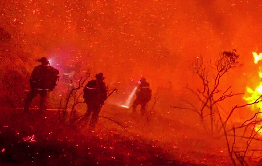  Incendios forestales se propagan en California