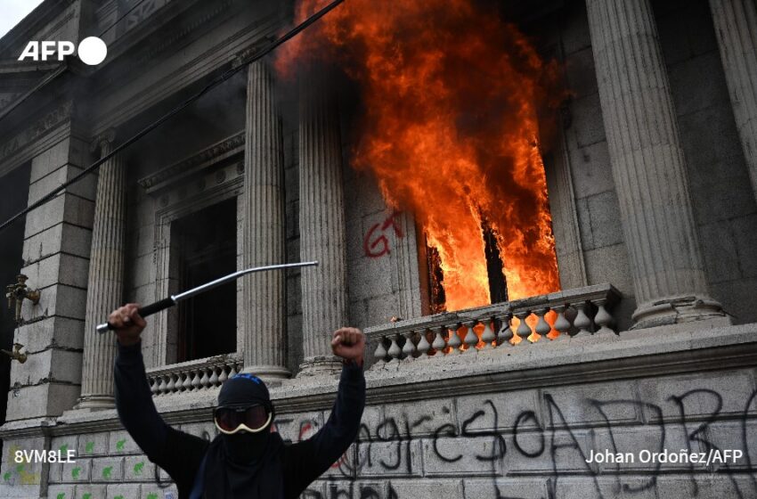  Guatemaltecos protestan y queman la sede del  Congreso