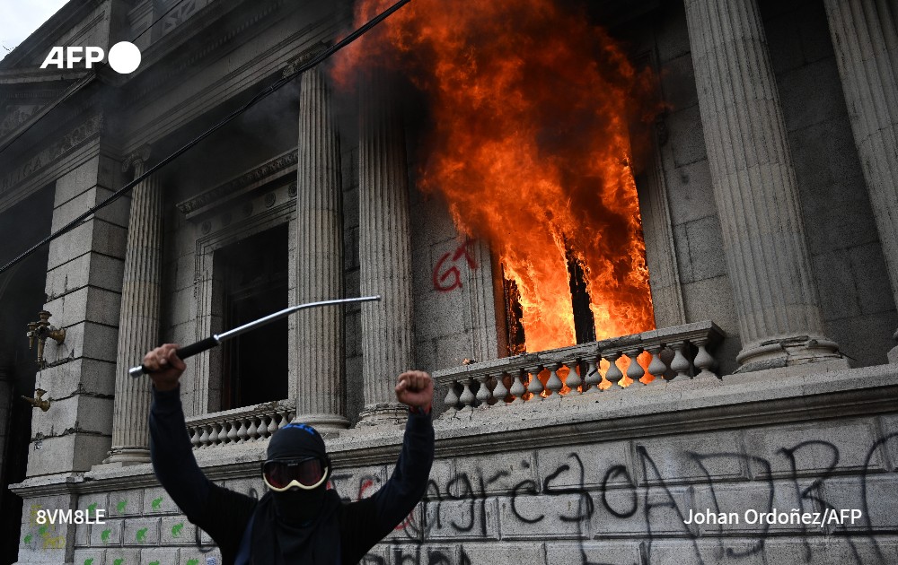 Guatemaltecos protestan y queman la sede del  Congreso