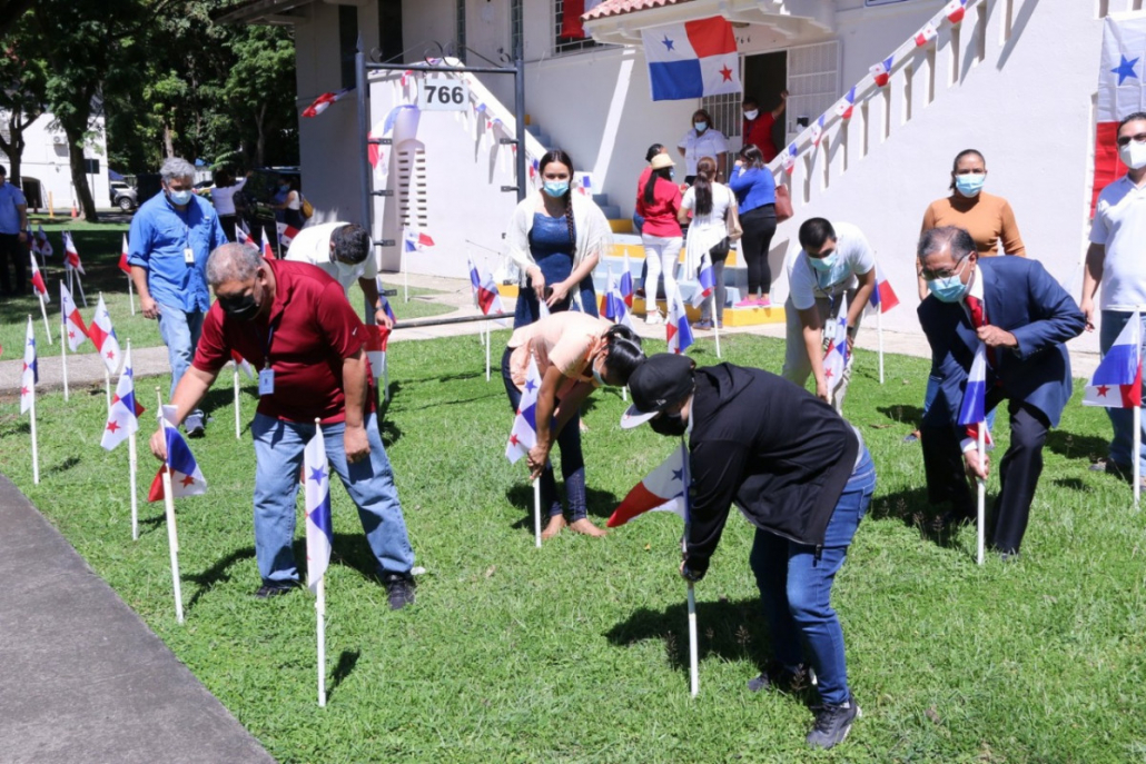 Siembra de banderas en el Mes de La Patria