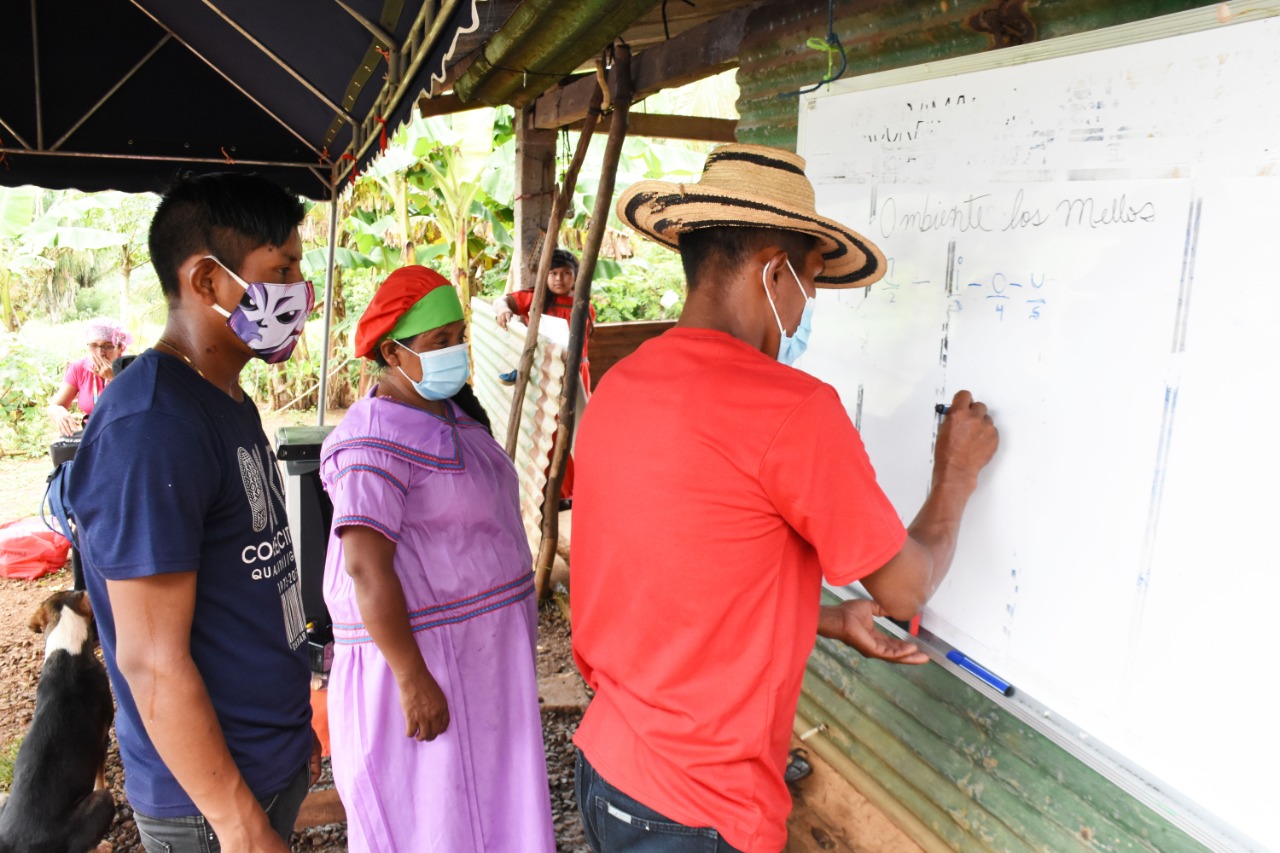 Orlando, el joven que enseña a su familia a leer y escribir