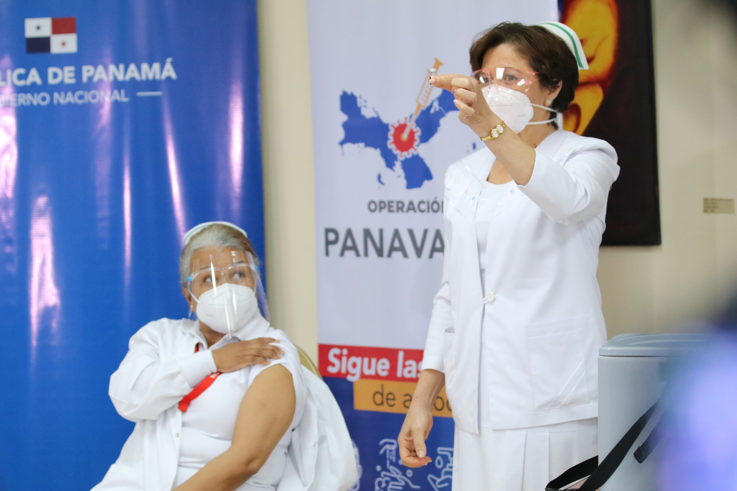 Profesionales de salud reciben vacuna del COVID-19 en Panamá. inicia vacunación